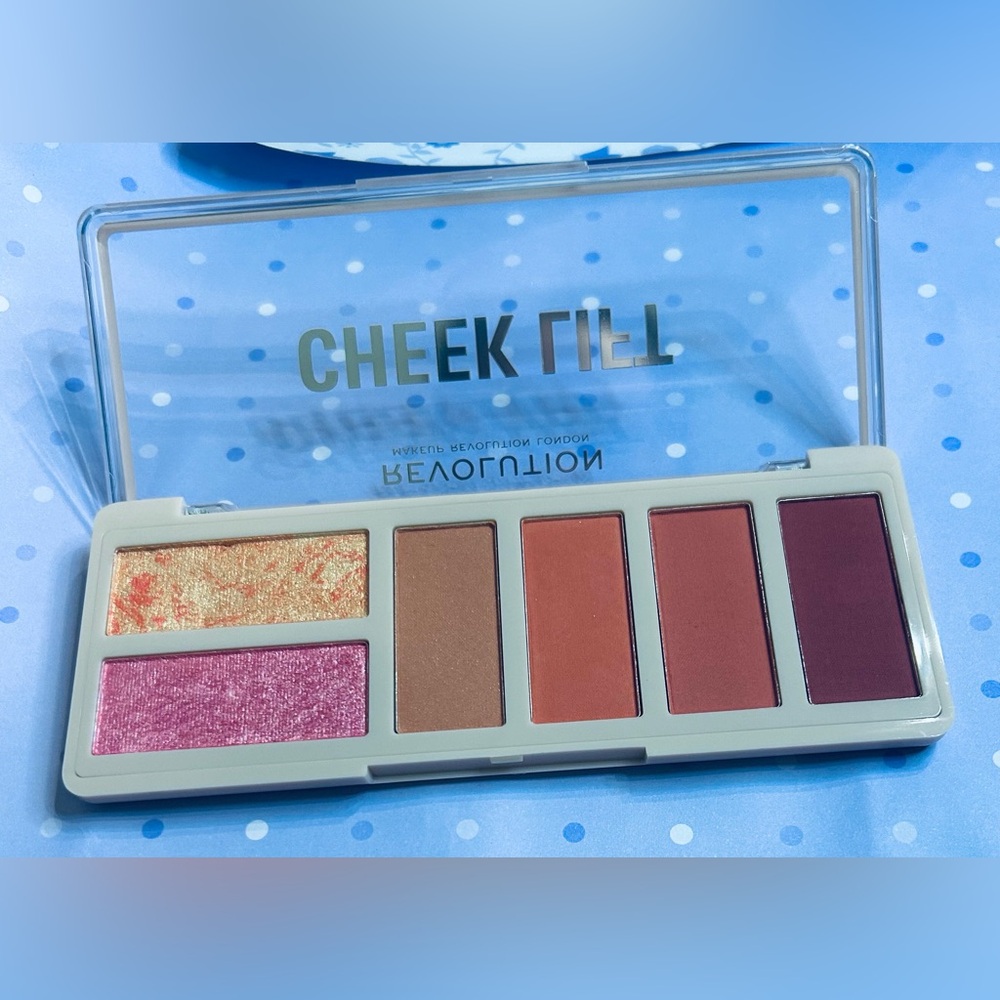 REVOLUTION BEAUTY LONDON Cheek Lift Palette Coral Dreaming - NIB